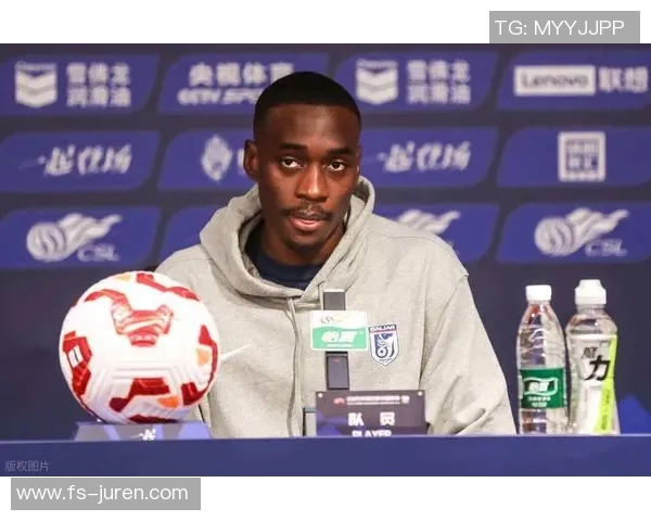 足球明星因护照问题遭拘留引发球迷热议与媒体关注 足球明星因护照问题遭拘留引发球迷热议与媒体关注